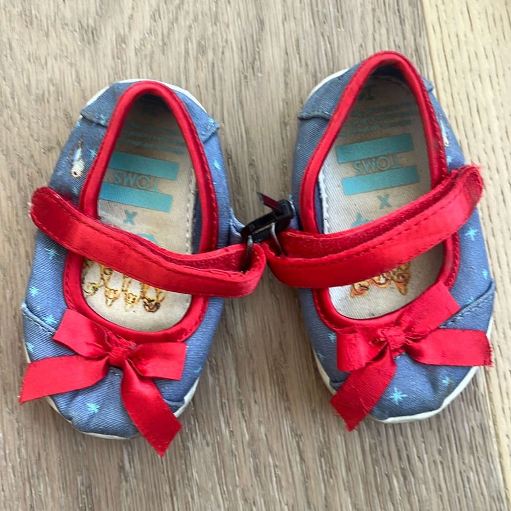 Toms x Disney snow white shoes size 4
